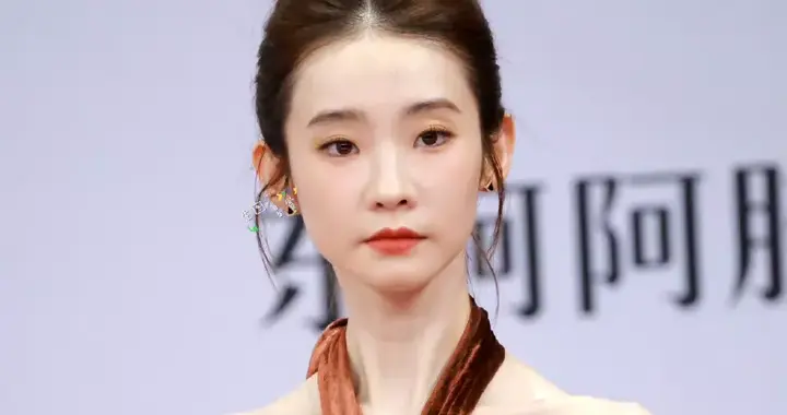 张艺凡星光大赏红毯返图瘦瘦美美的凡凡