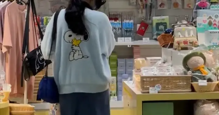 张柏芝机场接大儿子，Lucas贴心帮妈妈提包，母子相拥热聊好有爱