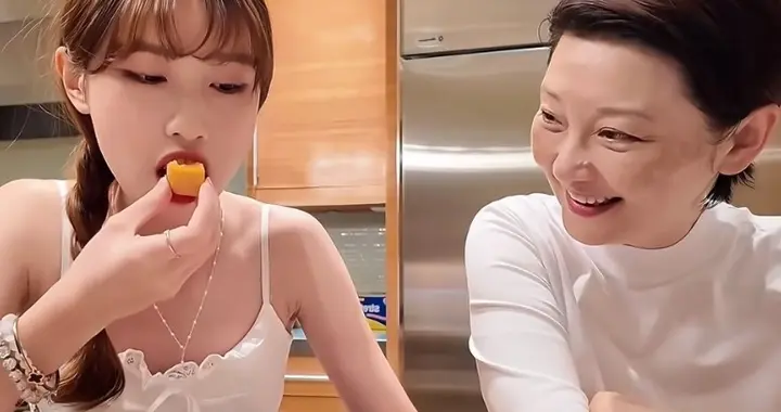 徐帆带月饼飞美国陪养女过中秋，满眼都是女儿 许朵越长越像冯小刚