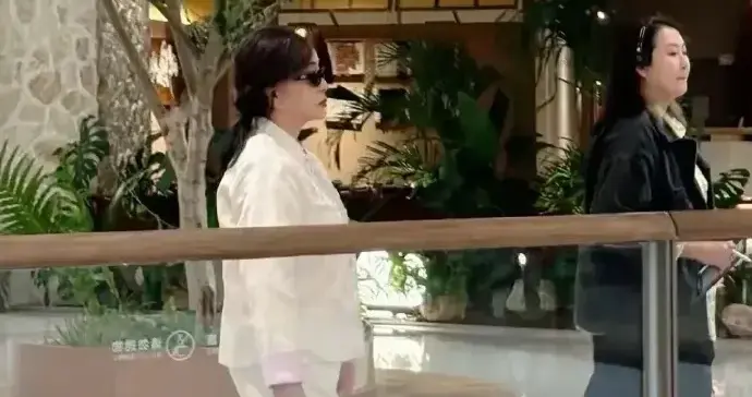 76岁刘晓庆现身重庆！穿新中式上衣搭气场全开，女王范十足