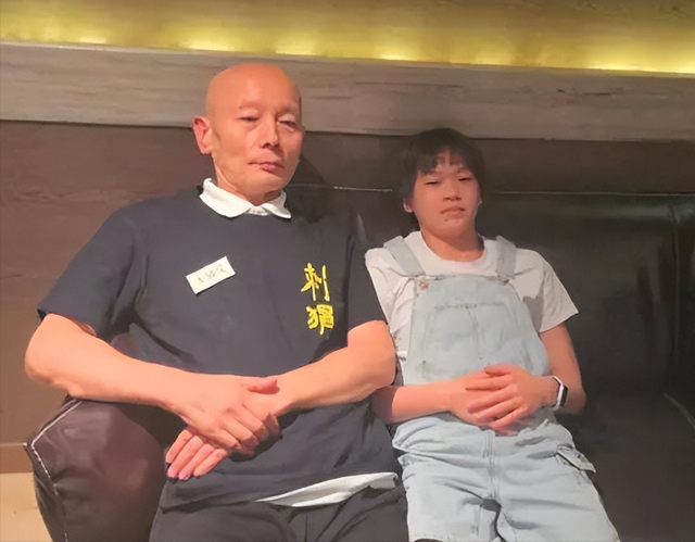 笑喷了！67岁葛优追星全红婵，婵妹上演葛优躺，爷孙既视感满满