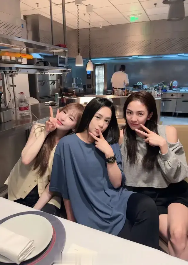 阿娇王心凌唐诗逸私房菜馆聚会！浪姐“炒面组”素颜比耶闺蜜情深
