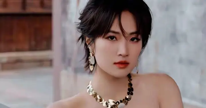 姚安娜潜水太敢玩，海底比心氛围感拉满，这独一份的浪漫太圈粉
