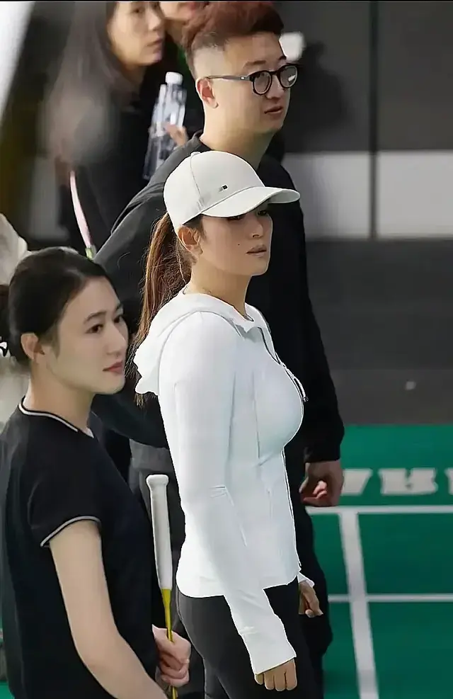 59岁的巩俐这个身材，谁看了还吃得下饭，这下又要开始焦虑了