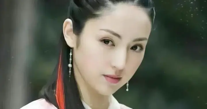 小酒窝晒董璇年轻时候的照片，称其颜值太权威，网友：最美女神龙