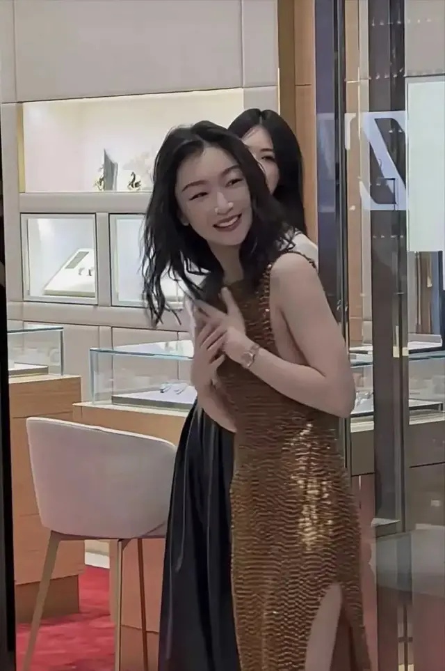 33岁周冬雨增肥后大变样！穿高开叉抹胸裙女人味十足，像换了个人