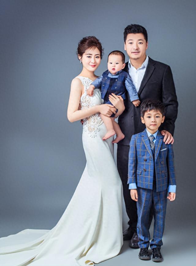 他凭闯关东爆红，娶美女同桌为妻，生一双儿子，一家四口幸福美满