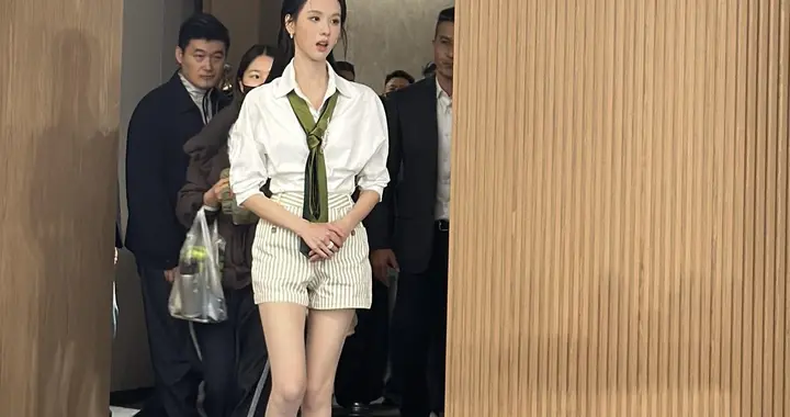 妈耶，见到真人了，陈都灵好漂亮啊，大长腿又白又瘦，年轻貌美！