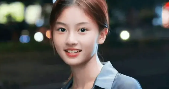 拒绝于正一年后，14岁网红素颜女孩官宣出道，好看真的能当饭吃！