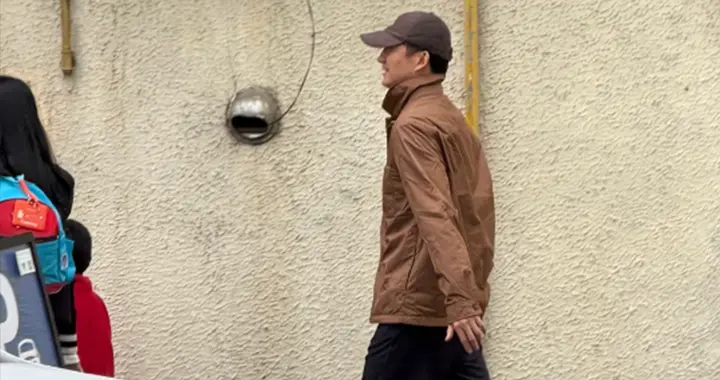 王阳开奔驰接娃放学，都48了女儿才5岁，本人瘦又高，鞋子好干净