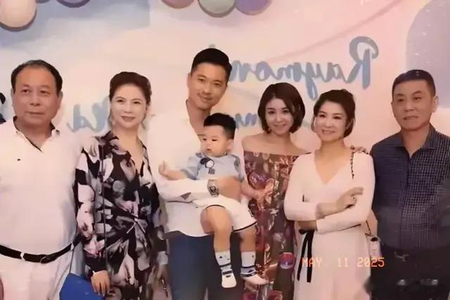 李小萌王雷全家福，结果67岁的婆婆意外成了焦点！这状态太绝了