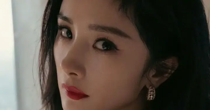 杨幂亮片长裙优雅知性