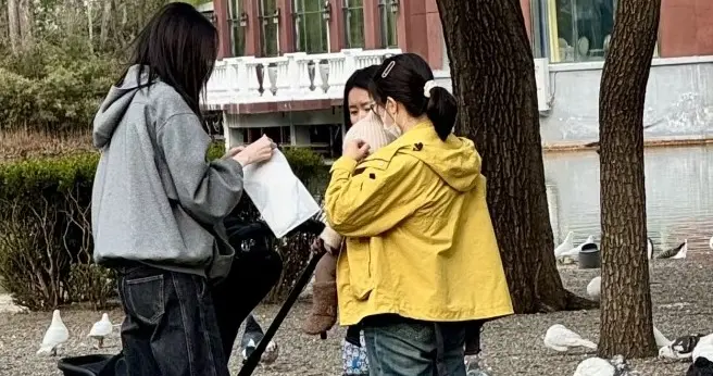 网友遛娃偶遇何穗，她带孩子出门玩，儿子皮肤白像混血眉眼更像她