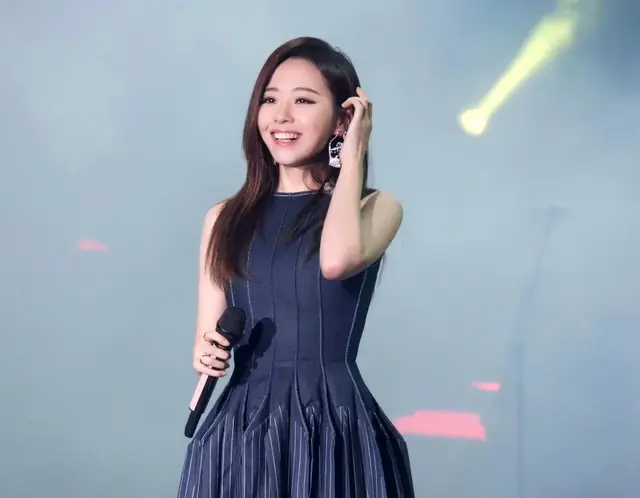 张靓颖，光泽肉腿