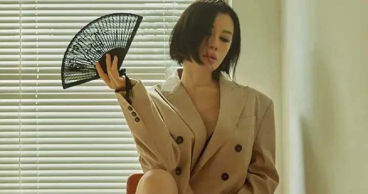 余男，丝袜妆造大长腿，明媚值爆满