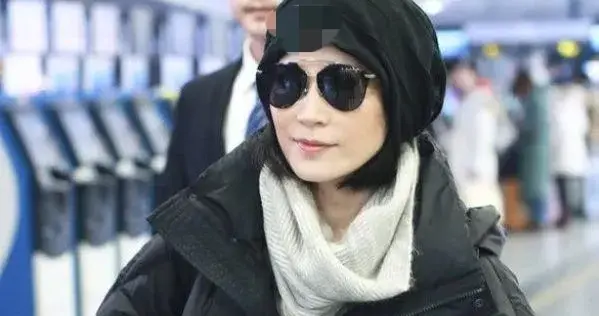 俞飞鸿的中年穿搭真时髦！黑色羽绒服+打底裤+长筒靴，洋气又高级