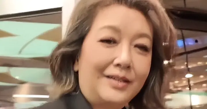 58岁江珊现身白玉兰，生图下腚大腰圆满头白发，脸却没褶子气质好