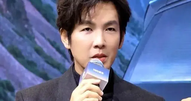 广州车展，钟汉良脸如“蜡像”，颜值大不如从前，还好气质还在。