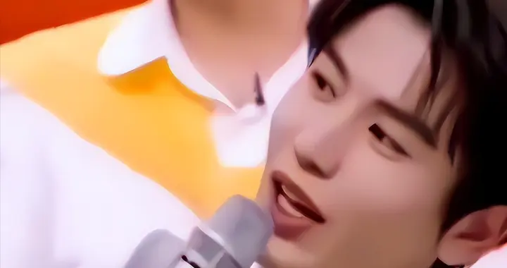 \跳梁小丑\张凌赫跌落神坛，一句话惹众怒处境尴尬，刘亦菲说对了