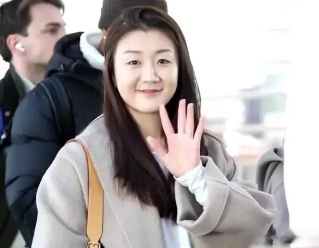 陈梦结束老瓦杯回国，穿灰色大衣像韩剧女主角，梦姐越来越美了