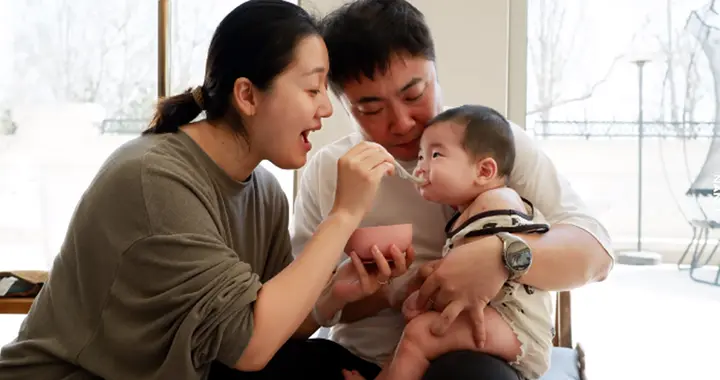 乔杉夫妇喂儿子吃第1口辅食，一家五口住别墅，院子大得能跑步