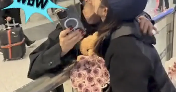 宋丹丹回国过元宵，两孙儿捧鲜花接机，与儿媳贴脸亲密，晚年幸福