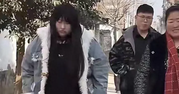 大衣哥女儿初二回娘家！女婿满脸不悦空手来，还和朱雪梅保持距离