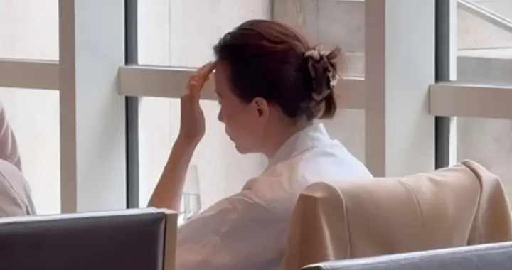 上海餐厅偶遇董卿，素颜坐窗边，一件白衬衫穿出50+女性最美样子