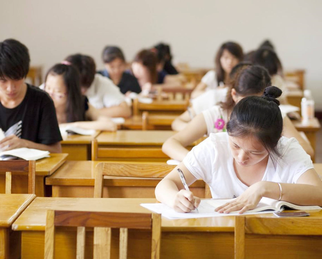 经济萧条，各行各业只有公务员是铁饭碗，大学生的出路只能考公？