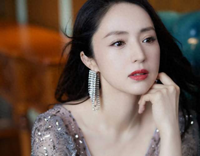 董璇，熟美微透连衣裙，尽显魅力女人气质