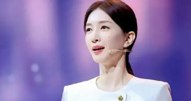 江疏影换风格后气质大变！穿白色圆领西装套装+低马尾 高级又大气