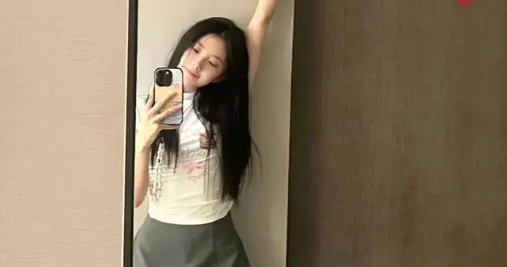 难怪刘浩存总是穿这种下身消失装，这腿确实极品！必须展示给大家