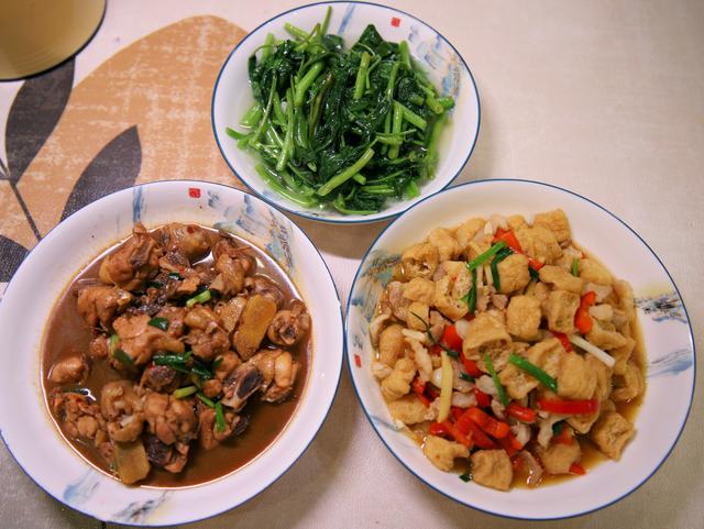 两个人的午餐，花15块钱做了三个菜，荤素齐全，网友：真会过日子