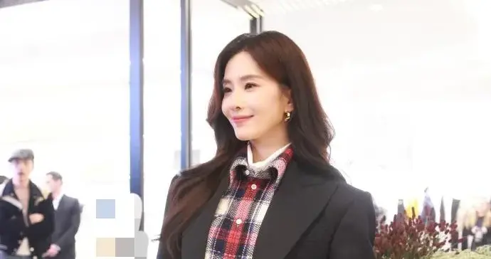 刘诗诗真是穿搭高手！黑西装+红格衬衫+牛仔裤，时髦洋气又减龄