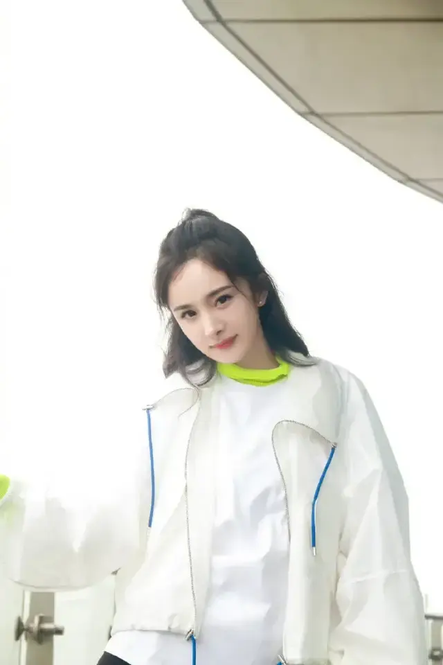 杨幂运动造型，回眸的瞬间，真是让人心动！