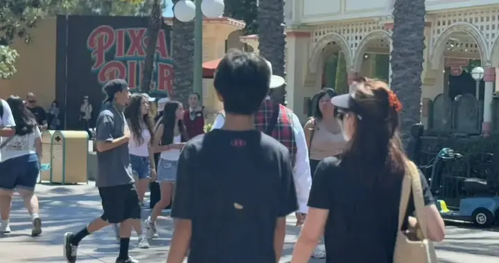 孙俪晒与儿子背影照！14岁等等个子高衬得她虎背熊腰，母子俩好像