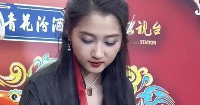 关晓彤穿马面裙录北京春晚，身材脸肿再引热议