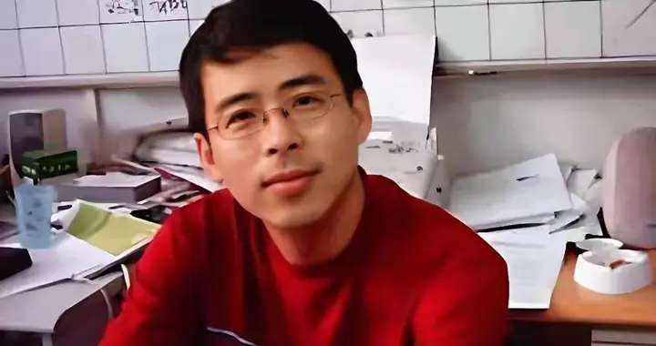 要求中国人向世界道歉，被央视开除的阿丘，如今现状全是咎由自取