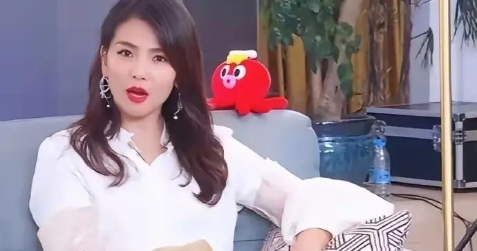 刘涛直播时忘穿鞋，显得十分随性。????