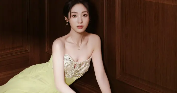 邢菲 春日一抹黄绿长裙的清新靓丽与温柔