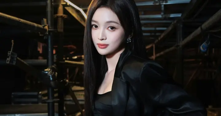 吴宣仪短裙造型好绝！解锁百变风格，好身材藏不住