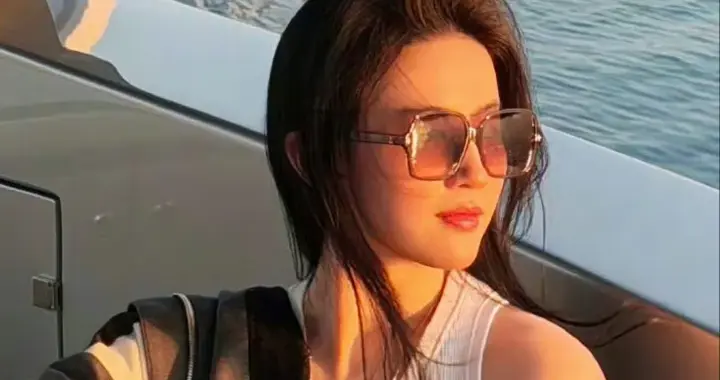 刘亦菲游艇随拍太酷啦，又有图可以当头像了，惠英红速评：美极了