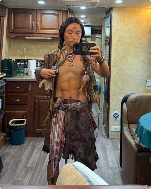 看了王宝强的腹肌照！打了多少“假腹肌”男明星的脸？