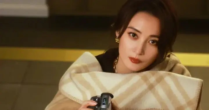 被49岁的蒋勤勤打扮惊艳了：头发蓬松，穿衣简约，却更显高级时髦