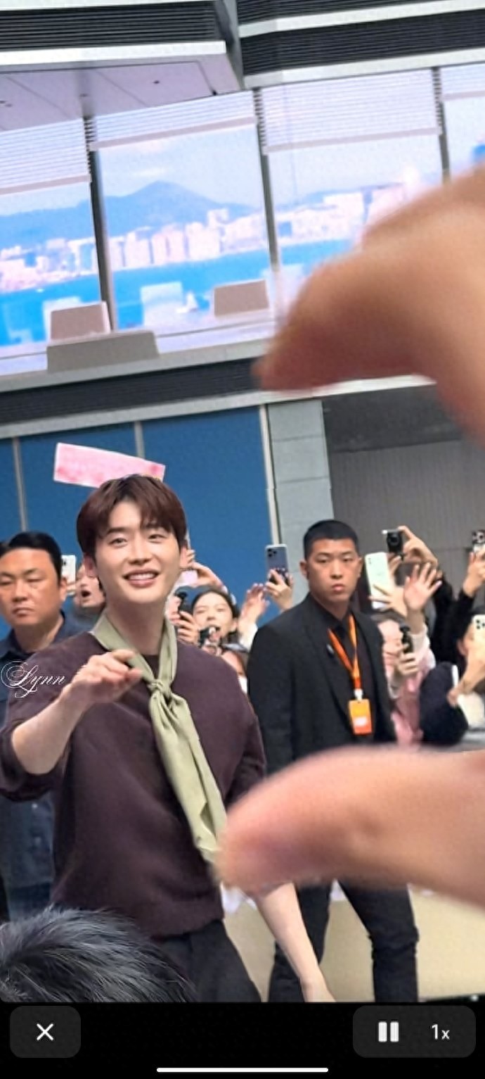 李钟硕颜值杀疯了！多年从未丑过，网友喊着速速进组