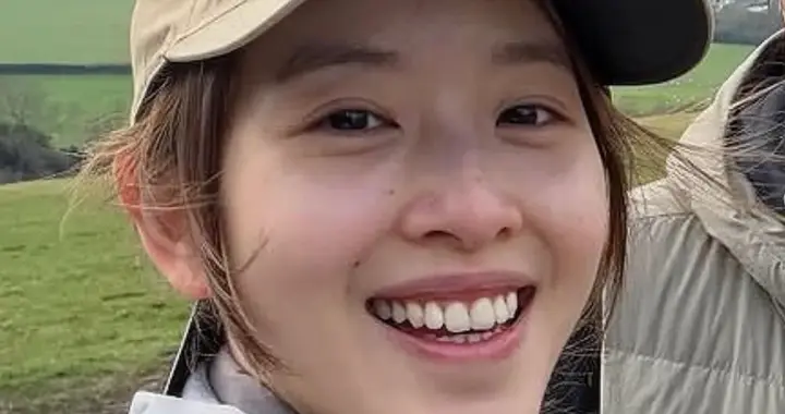 章泽天素颜去雪山徒步，黑眼圈明显，她爬山喊累，她的面相都变了