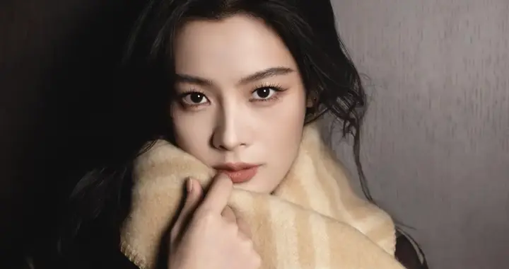 陈丽君Burberry大片释出，经典格纹穿出别样韵味