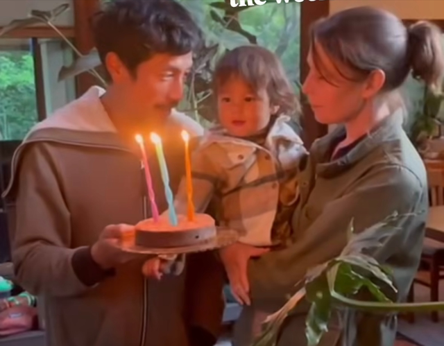 郑佩佩儿子庆祝40岁生日，患癌妻子抱娃出镜，两岁混血儿子像妈妈