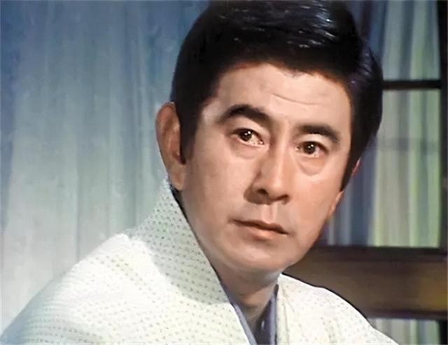 宇津井健的旷世恋：爱妻患病40年不离不弃，83岁去世当天娶了初恋