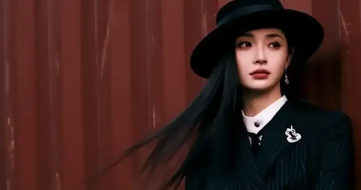 被周洁琼帅晕了，穿黑色西装佩戴黑色礼帽，变身黑长直红唇冷美人